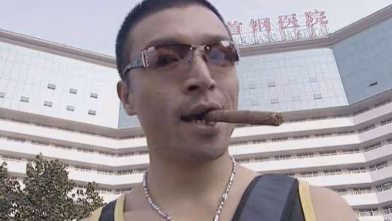 還記得靠《魔幻手機》爆紅的王天霸嗎?因顏值高被富婆看中後,現狀如何?