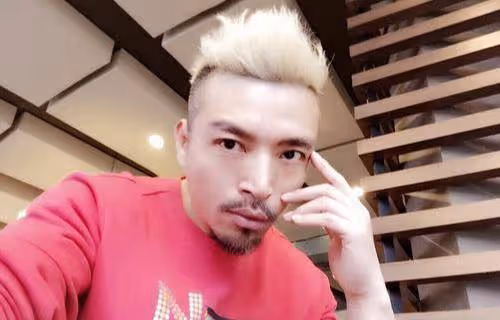 還記得靠《魔幻手機》爆紅的王天霸嗎?因顏值高被富婆看中後,現狀如何?