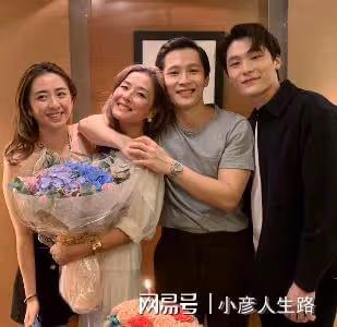 湯鎮業前妻攜三兒女出海遊玩！大女兒顏值超高，卻遭爸爸禁入娛圈