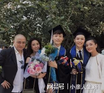 湯鎮業前妻攜三兒女出海遊玩！大女兒顏值超高，卻遭爸爸禁入娛圈