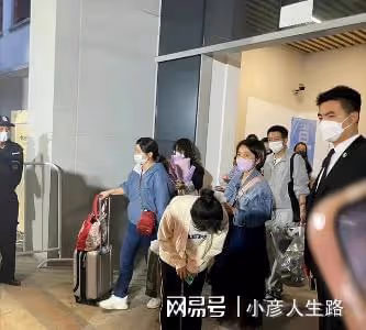 楊紫與粉絲互動，淺色衛衣揮手鞠躬，網友淚目