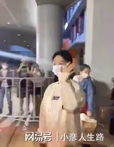 楊紫與粉絲互動，淺色衛衣揮手鞠躬，網友淚目