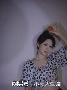 楊紫與粉絲互動，淺色衛衣揮手鞠躬，網友淚目