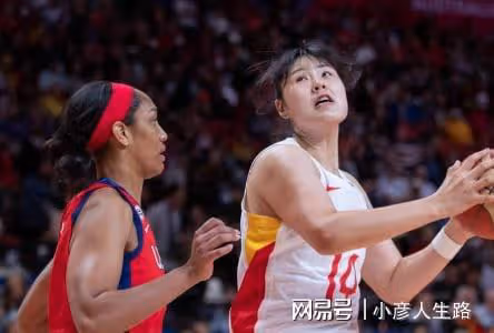中國女籃不敵美國女籃，李月汝19+12韓旭8+6，武桐桐13+3受傷離場