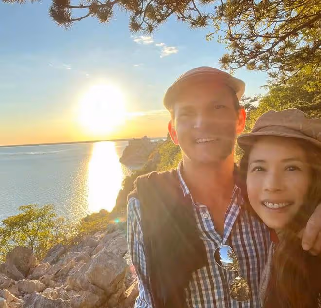 莫文蔚慶結婚11周年!與外籍老公甜蜜依偎,嫁初戀成三個孩子後媽