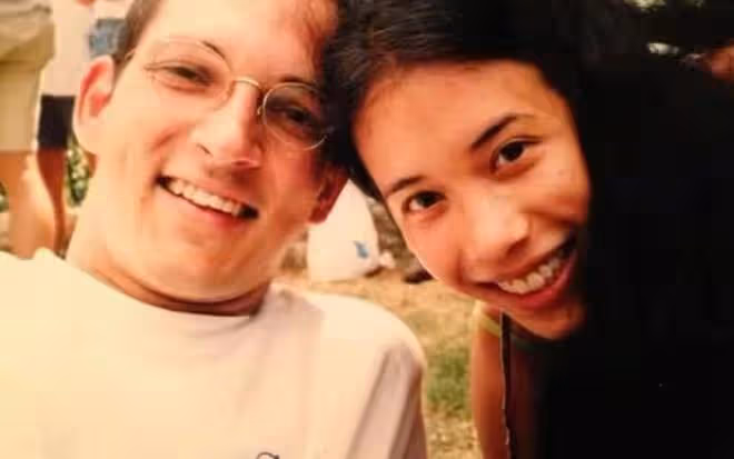 莫文蔚慶結婚11周年!與外籍老公甜蜜依偎,嫁初戀成三個孩子後媽