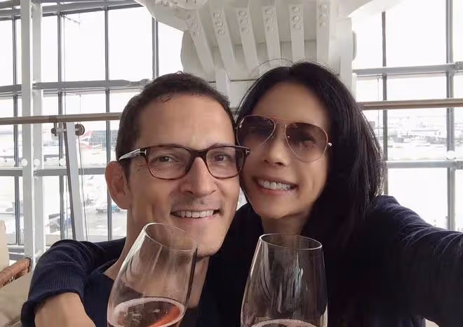 莫文蔚慶結婚11周年!與外籍老公甜蜜依偎,嫁初戀成三個孩子後媽