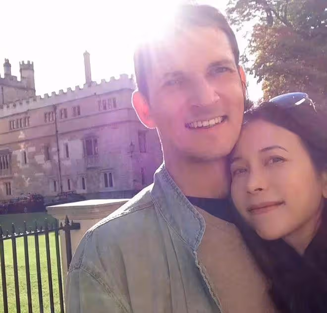 莫文蔚慶結婚11周年!與外籍老公甜蜜依偎,嫁初戀成三個孩子後媽