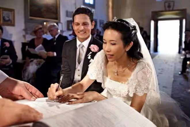 莫文蔚慶結婚11周年!與外籍老公甜蜜依偎,嫁初戀成三個孩子後媽