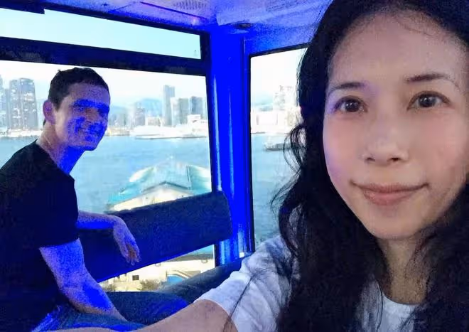 莫文蔚慶結婚11周年!與外籍老公甜蜜依偎,嫁初戀成三個孩子後媽