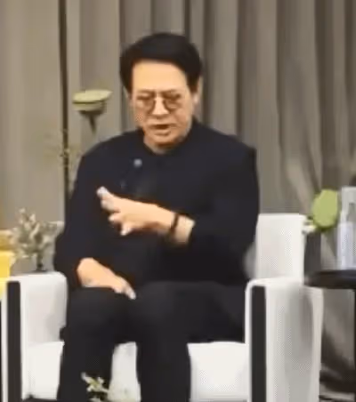 59歲李連杰公開無遮擋正面照!鬍子花白,網友:我們的男神也老了