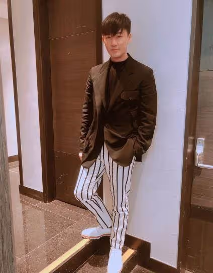 瞧瞧知名藝人林峯的豪宅,客廳鋪著水泥般的地板,網友:以為住在毛坯房!