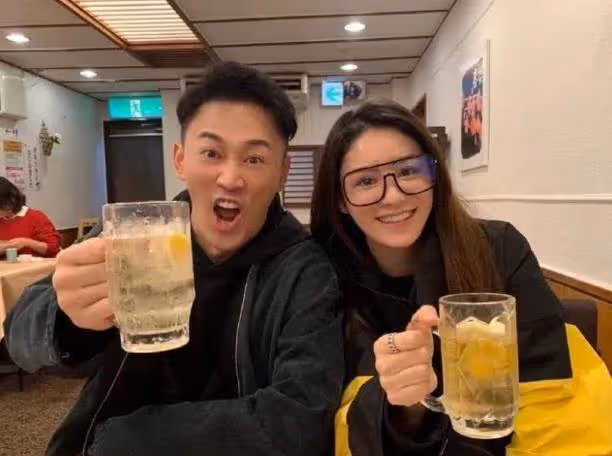 瞧瞧知名藝人林峯的豪宅,客廳鋪著水泥般的地板,網友:以為住在毛坯房!
