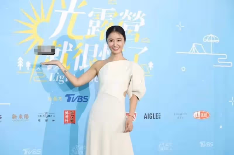 46歲林心如進軍綜藝界!帶領美女天團高調亮相,穿白裙變身大姐大