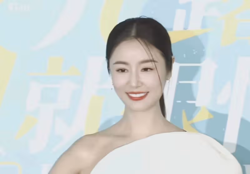 46歲林心如進軍綜藝界!帶領美女天團高調亮相,穿白裙變身大姐大