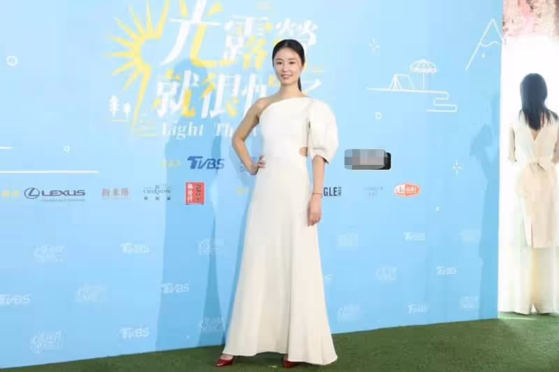 46歲林心如進軍綜藝界!帶領美女天團高調亮相,穿白裙變身大姐大