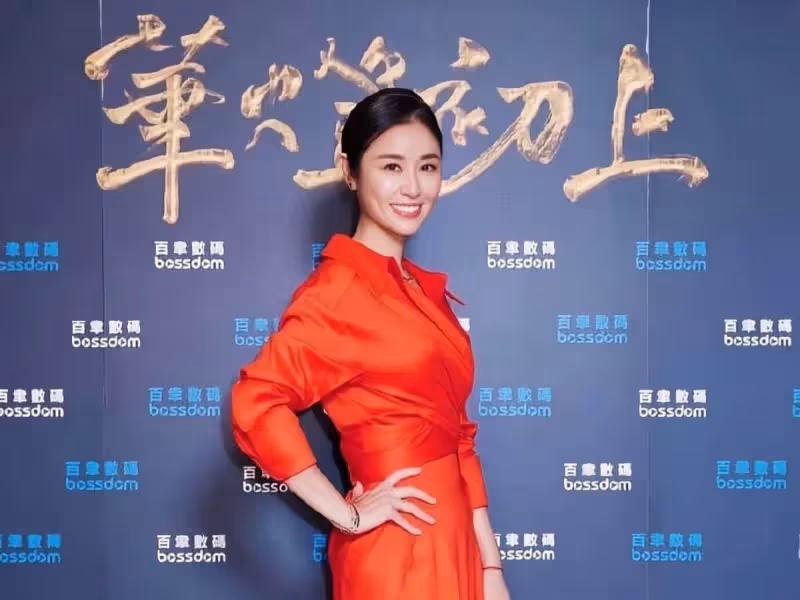 46歲林心如進軍綜藝界!帶領美女天團高調亮相,穿白裙變身大姐大