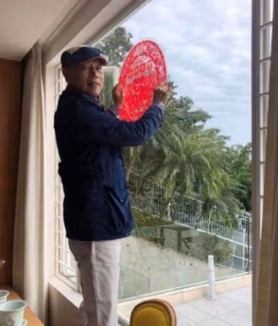 參觀汪明荃香港的家，房子四周毫無遮擋，屋內每個位置能看到海景