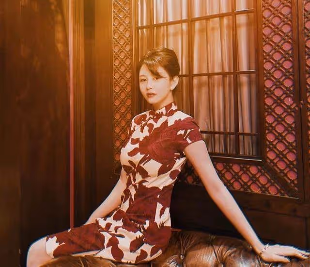 沈月穿旗袍,身材完美不輸媽媽邱淑貞,筷子腿超吸睛,網友:氣質不俗