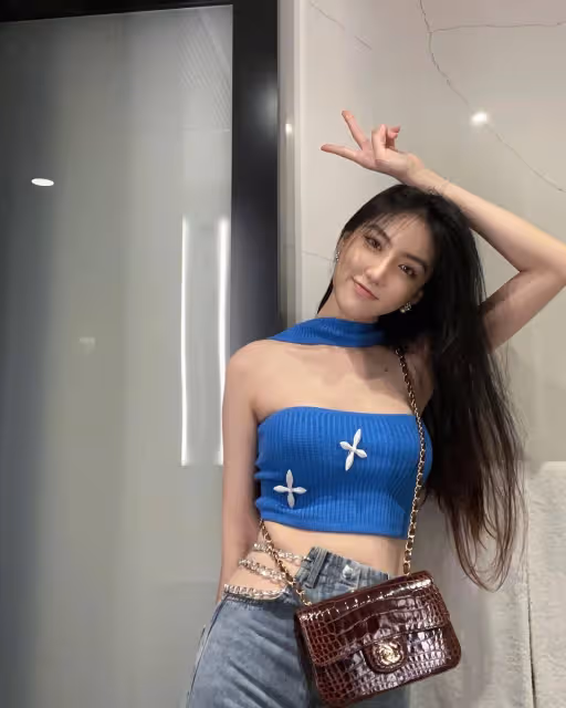 曾志偉為女模慶生禮貌獻吻畫面曝光　女方被起底為大馬人
