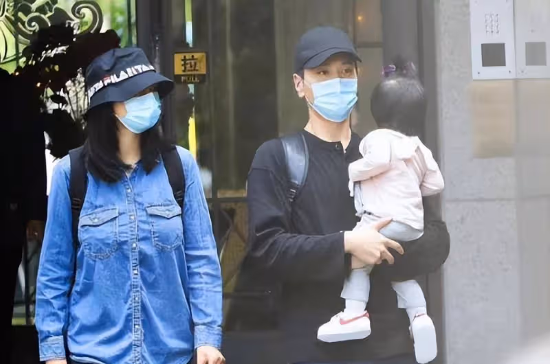 高圓圓到青島探班趙又廷,被質疑違反相關規定,網友:人家是夫妻