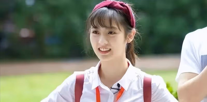 國慶出生的女演員，6歲練雜技13歲入伍，邢菲成了娛樂圈的「清流」