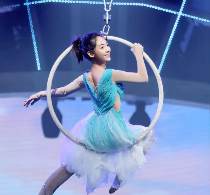 國慶出生的女演員，6歲練雜技13歲入伍，邢菲成了娛樂圈的「清流」