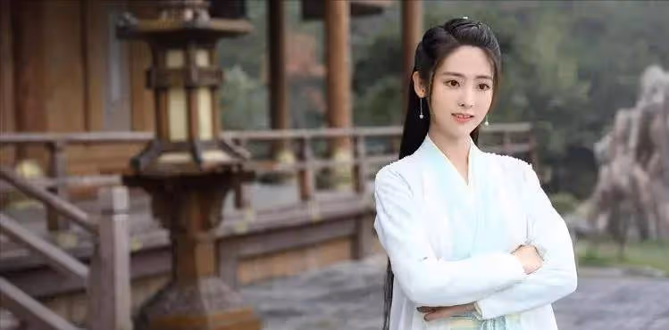 國慶出生的女演員，6歲練雜技13歲入伍，邢菲成了娛樂圈的「清流」