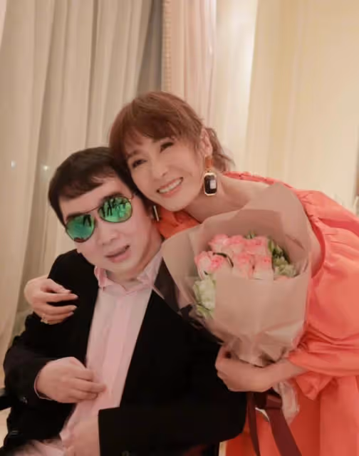 黎姿曬51歲慶生美照，穿露肩長裙秀好身材，弟弟黎嬰坐輪椅罕露面