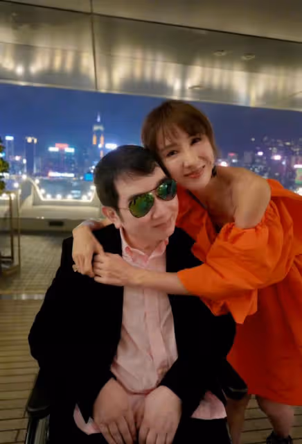 黎姿曬51歲慶生美照，穿露肩長裙秀好身材，弟弟黎嬰坐輪椅罕露面