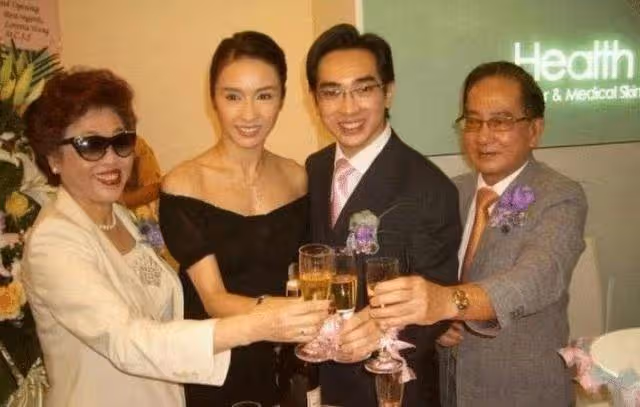 黎姿曬51歲慶生美照，穿露肩長裙秀好身材，弟弟黎嬰坐輪椅罕露面
