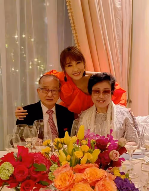 黎姿曬51歲慶生美照，穿露肩長裙秀好身材，弟弟黎嬰坐輪椅罕露面