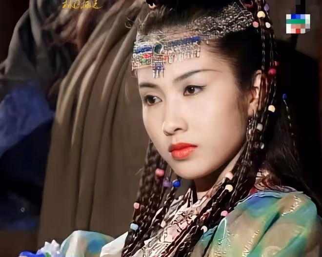 黎姿曬51歲慶生美照，穿露肩長裙秀好身材，弟弟黎嬰坐輪椅罕露面