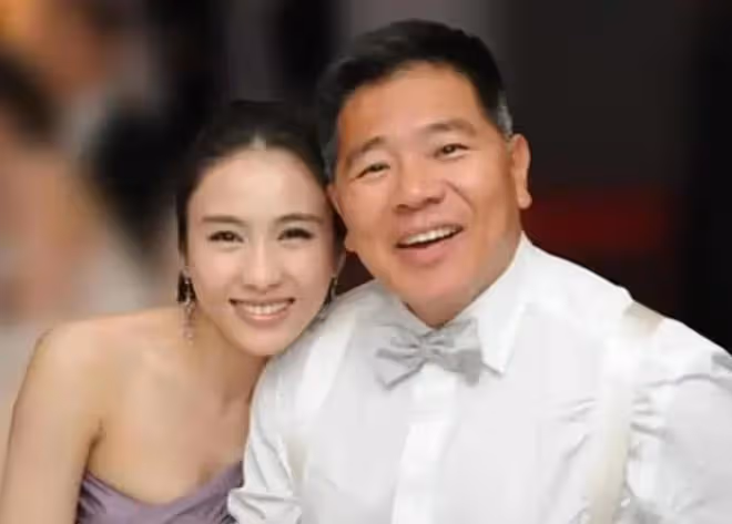 黎姿曬51歲慶生美照，穿露肩長裙秀好身材，弟弟黎嬰坐輪椅罕露面