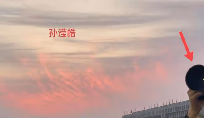 27歲女星被曝戀情，疑與男偶像同去天安門歡度國慶，諸多細節被扒