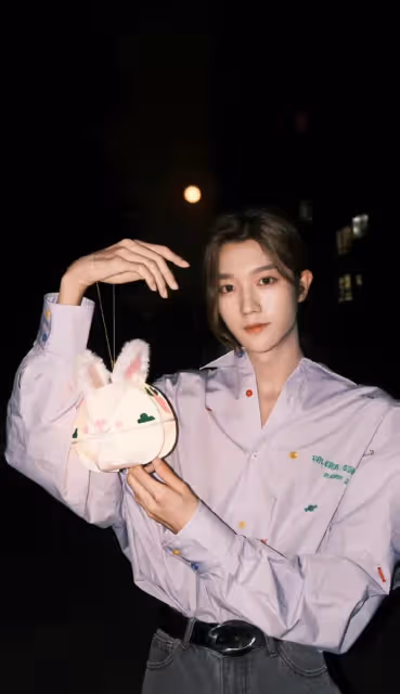 27歲女星被曝戀情，疑與男偶像同去天安門歡度國慶，諸多細節被扒