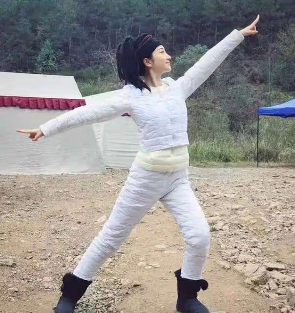 景甜在劇組舊照曝光,穿白色羽絨服萌嘟嘟,拍照動作好可愛