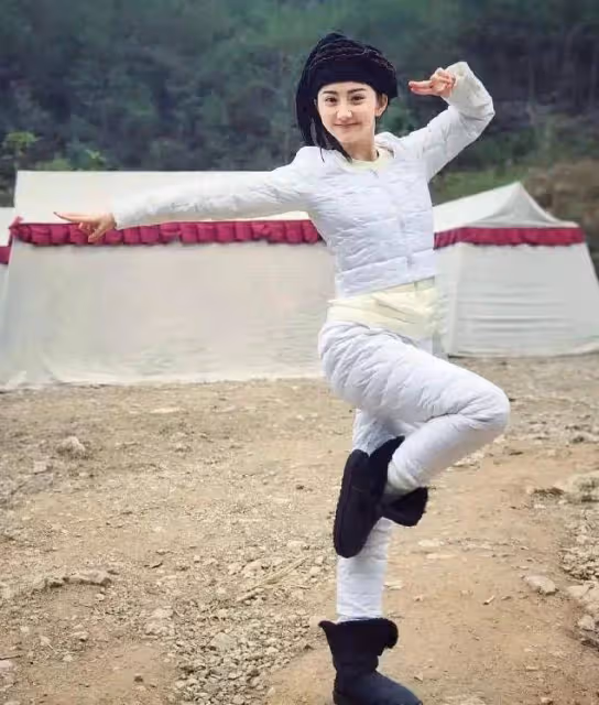景甜在劇組舊照曝光,穿白色羽絨服萌嘟嘟,拍照動作好可愛