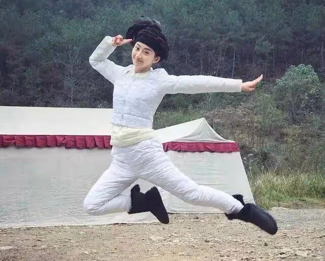 景甜在劇組舊照曝光,穿白色羽絨服萌嘟嘟,拍照動作好可愛