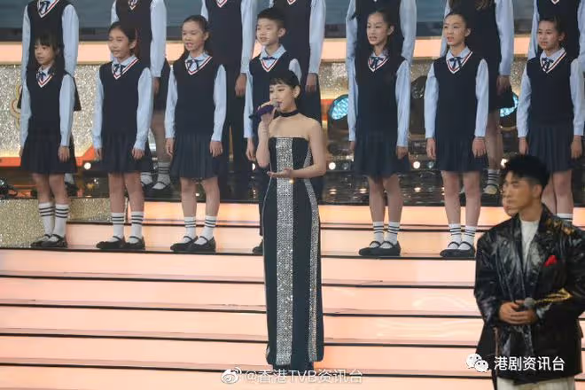 炎明熹著Tube dress成熟氣質!菊梓喬口密避講吳卓羲稱去內地旅行