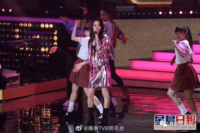 炎明熹著Tube dress成熟氣質!菊梓喬口密避講吳卓羲稱去內地旅行