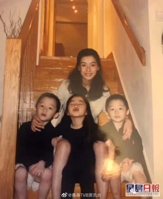 湯鎮業大女湯愛嘉星味濃郁做幕後!51歲姜坤同囡囡似兩姐妹