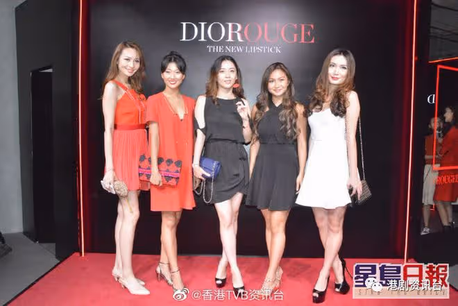 湯鎮業大女湯愛嘉星味濃郁做幕後！51歲姜坤同囡囡似兩姐妹