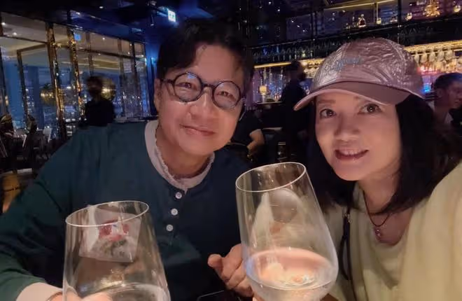 鄭子誠慶祝結婚19周年!送戒指寫心意卡很浪漫,演員妻子氣質出眾