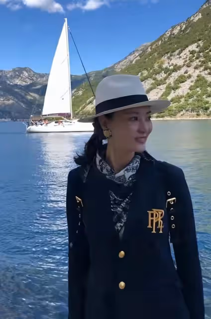 央視主持劉芳菲曬照！穿千元衣踩幾十元舊鞋，45歲皮膚緊緻狀態好