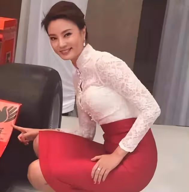 央視主持劉芳菲曬照！穿千元衣踩幾十元舊鞋，45歲皮膚緊緻狀態好