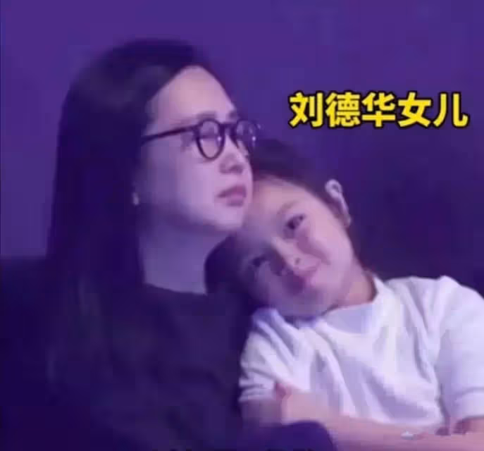 劉德華牽手護妻好貼心,穿改良旗袍踩單鞋,雖然沒曲線但簡約高級!