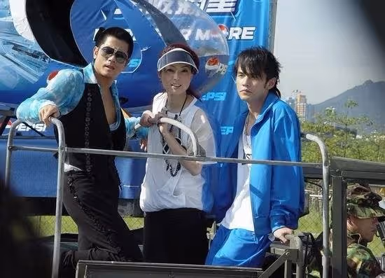 隔18年在時裝秀重逢　周杰倫鄭秀文難得同框