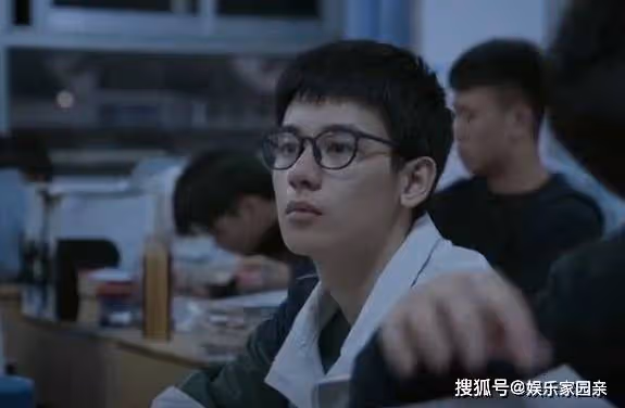 《大考》周博文高考749分,周美仁為了給兒子湊學費,賣掉遊戲帳號