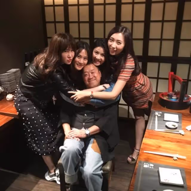 69歲曾志偉當眾「擁吻26歲辣模」極樂影片瘋傳 「女方身分被起底」乾爹是億萬富豪